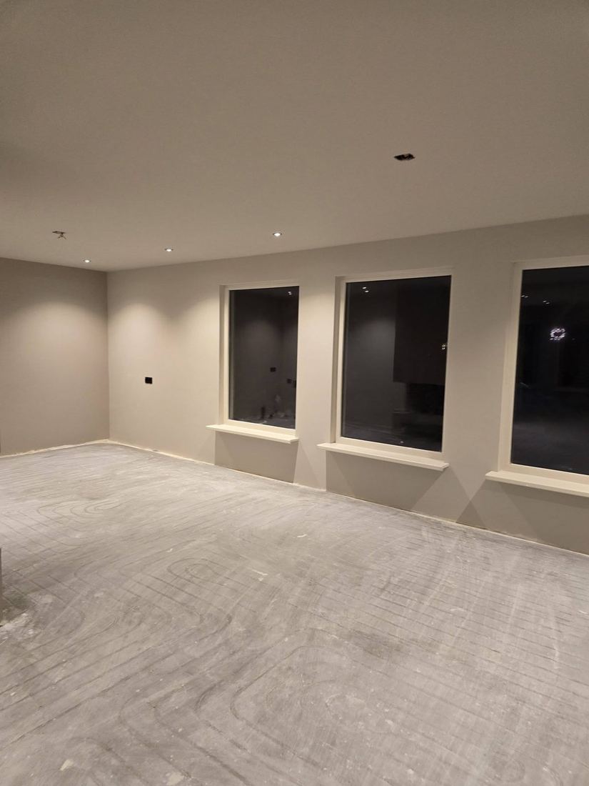 Strakke betonlook wand